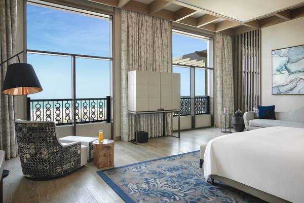 Innenansicht der Suite im Saadiyat Rotana Resort & Villas mit Blick auf das Meer.