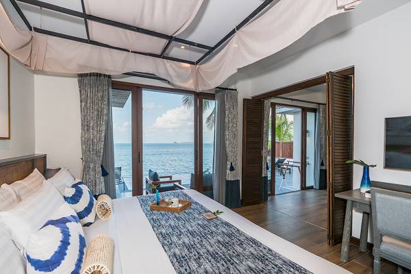Schlafzimmer mit Meerblick im Peace Resort, mit einem großen Bett und einem Ausblick auf das Meer.