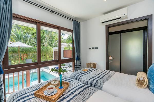 Schlafzimmer mit Poolblick im Peace Resort mit zwei Betten und einer Aussicht auf den Pool.