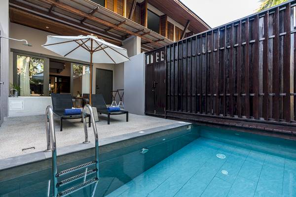 Privatpool mit Sonnenschirm im Peace Resort