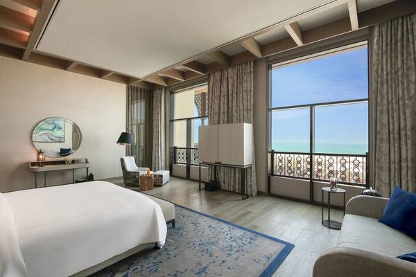 Suite-Innenansicht im Saadiyat Rotana Resort & Villas mit Blick auf das Meer.