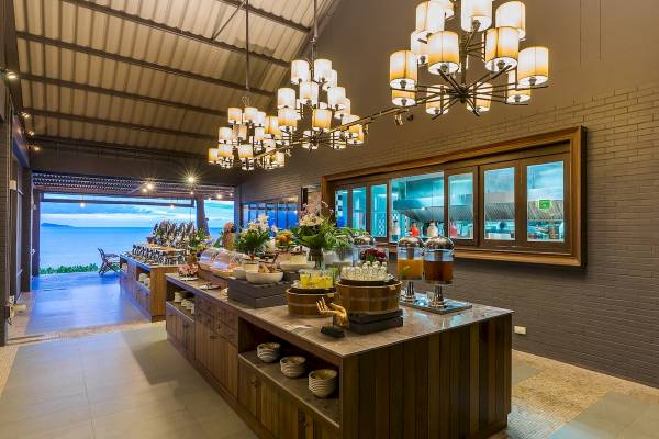 Buffet-Tisch im Peace Resort mit Blick auf das Meer.