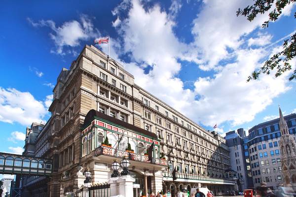 Außenansicht des Clermont Hotel, Charing Cross, mit vielen Fenstern und einer Flagge auf dem Dach.