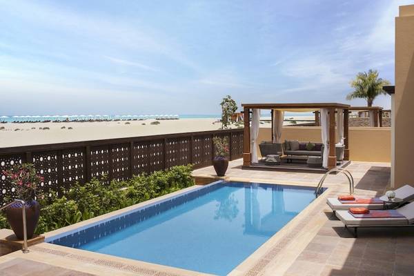 Pool auf der Terrasse des Saadiyat Rotana Resorts mit Blick auf den Strand