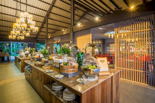 Frühstücksbuffet im Peace Resort mit verschiedenen Speisen und Salaten.