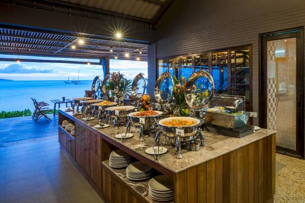 Buffet-Tisch im Peace Resort mit Blick auf das Meer, serviert mit verschiedenen Gerichten.