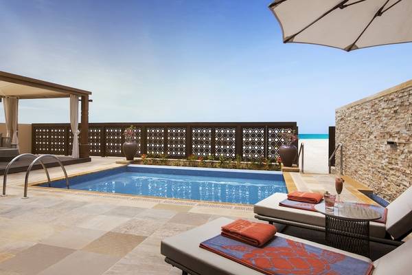 Saadiyat Rotana Resort & Villas mit Swimmingpool und Loungebereich.