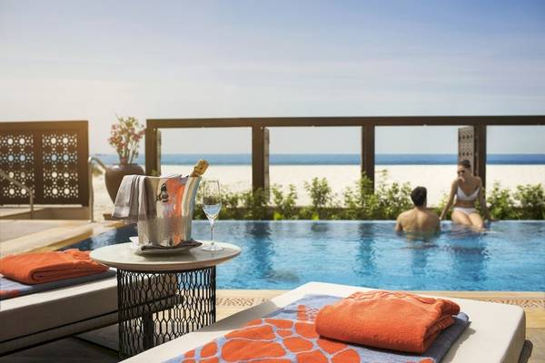 Pool im Saadiyat Rotana Resort mit Paar und Champagner
