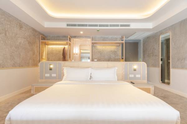 Schlafzimmer im Anana Ecological Resort Krabi mit weißen Bettlaken und Kissen.