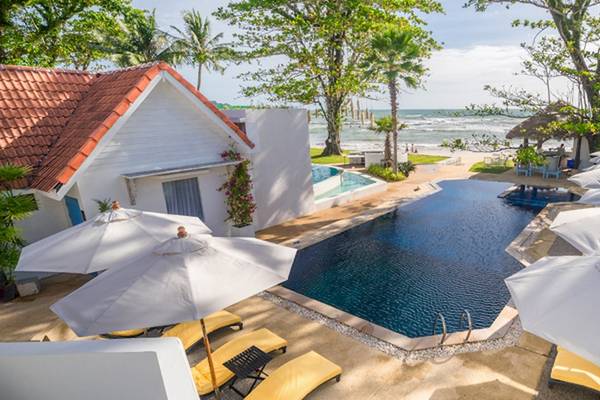 Luftaufnahme des Infinity-Pools und der Sonnenliegen des Ocean Breeze Resort Khao Lak
