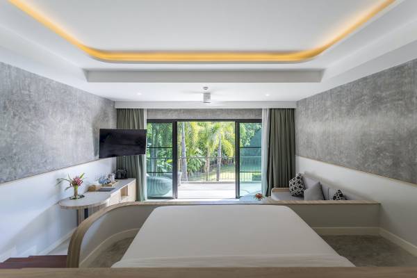 Innenansicht eines Zimmers im Anana Ecological Resort Krabi mit modernem Design und Blick auf die Terrasse.