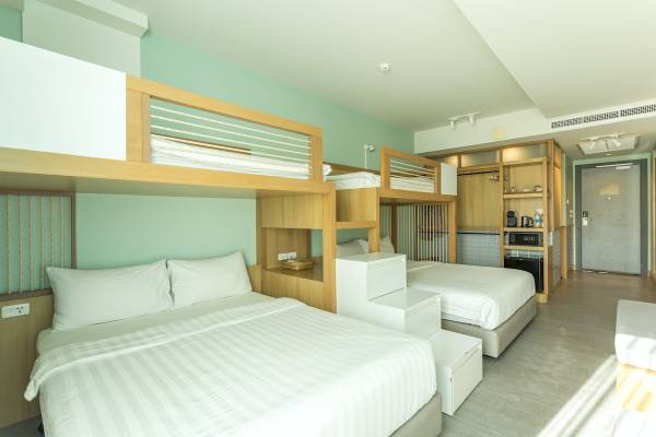 Doppelbett Zimmer im Anana Ecological Resort Krabi mit zwei Etagenbetten und modernen Möbeln.