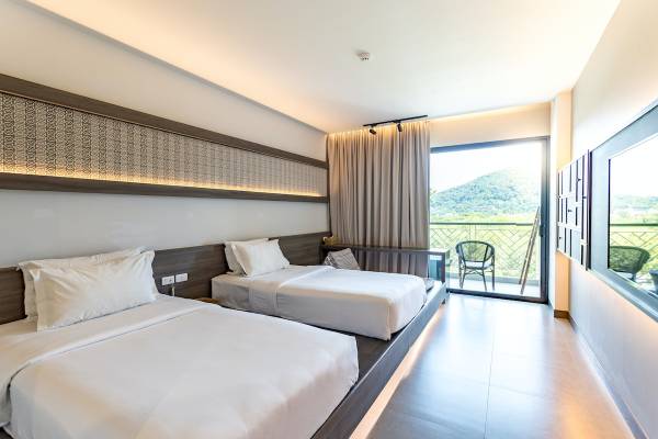Doppelbett-Zimmer im Anana Ecological Resort Krabi mit Blick auf die Berge.