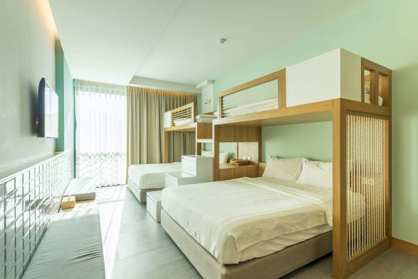 Doppelstockbett-Zimmer im Anana Ecological Resort Krabi mit modernem Design und Fenstern.