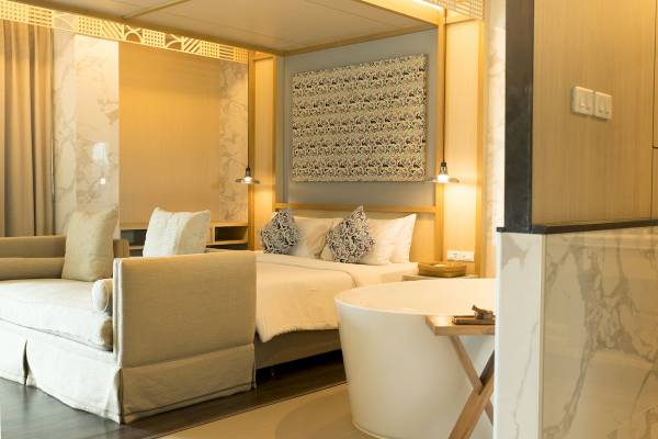 Hotelzimmer im Anana Ecological Resort Krabi mit Bett, Sofa und Badewanne