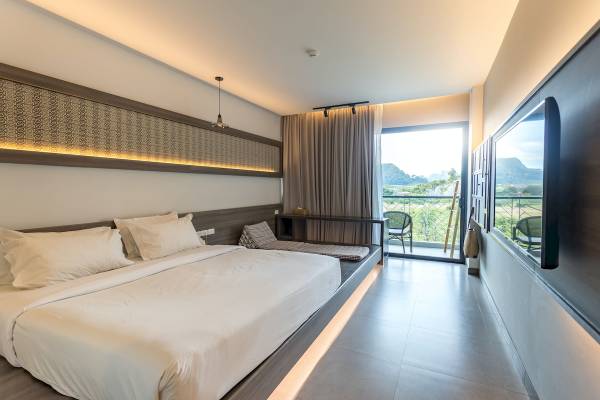 Innenansicht eines Zimmers im Anana Ecological Resort Krabi mit Bett und Aussicht auf Berge.