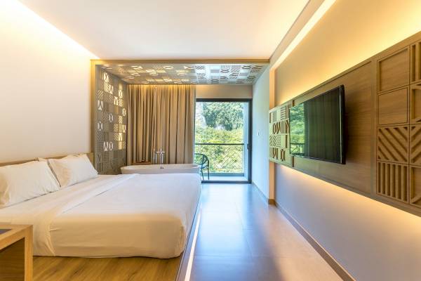 Schlafzimmer im Anana Ecological Resort Krabi mit Bett, Badewanne und Balkon