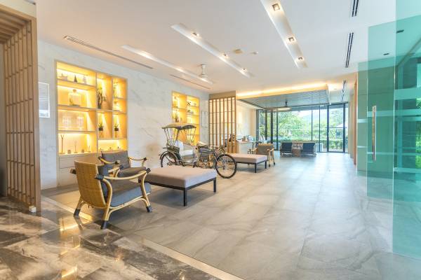 Lobby des Anana Ecological Resort Krabi mit Sitzmöbeln und Fahrrädern.