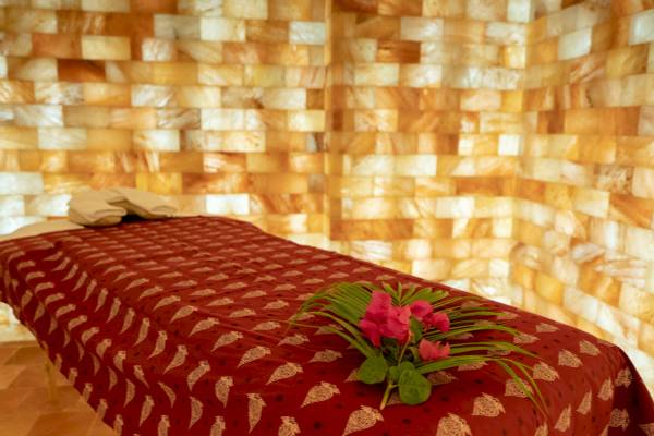 Roter Massagetisch mit Blumen im Wellnessbereich des Anana Ecological Resort Krabi.