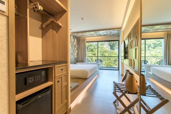 Hotelzimmer im Anana Ecological Resort Krabi mit Blick auf die Natur