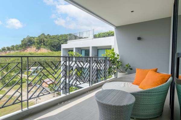 Balkonansicht des Anana Ecological Resort Krabi mit modernem Design und grüner Umgebung.