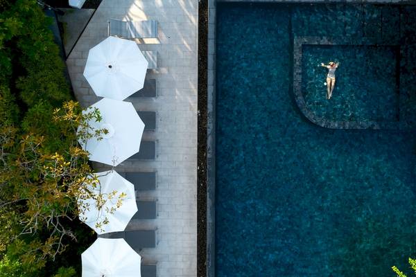 Luftaufnahme des Pools im Anana Ecological Resort Krabi mit einer schwimmenden Person