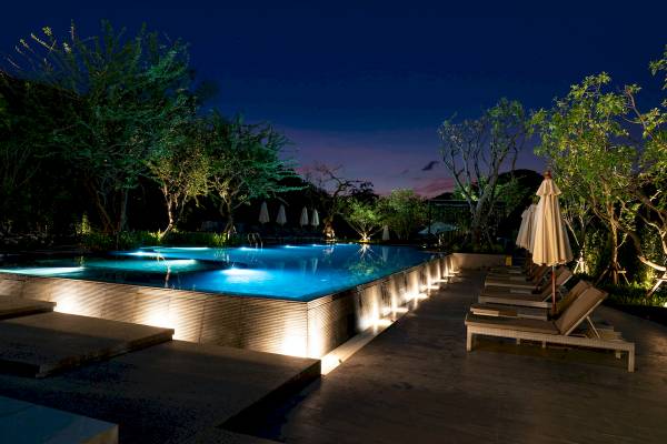 Beleuchteter Poolbereich des Anana Ecological Resort Krabi bei Nacht