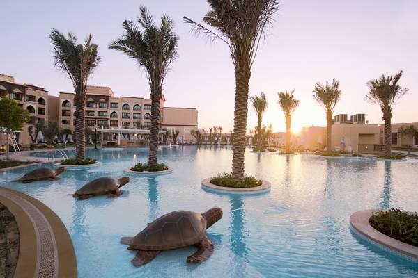 Drei Schildkrötenfiguren im Pool des Saadiyat Rotana Resort & Villas bei Sonnenuntergang