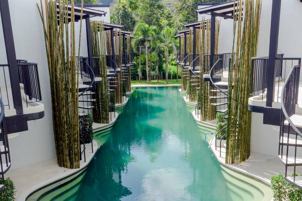 Außenpoolbereich des Anana Ecological Resort Krabi mit umliegenden Gebäuden und Treppen.