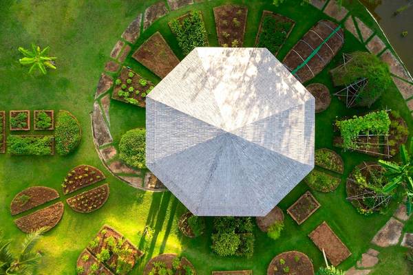 Luftaufnahme des Ananas Ecological Resort Krabi mit grünen Gärten und zentraler Struktur.