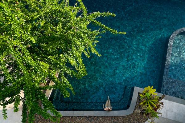 Ansicht von oben des Pools im Anana Ecological Resort Krabi mit einer Person im Wasser.