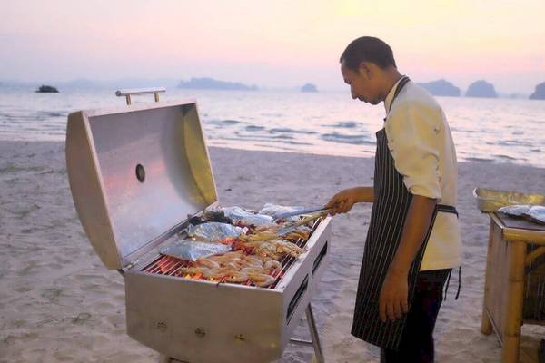 Koch am Strand des Tup Kaek Sunset Beach Resorts beim Grillen