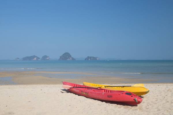 Roter und gelber Kajak am Strand von Tup Kaek Sunset Beach Resort
