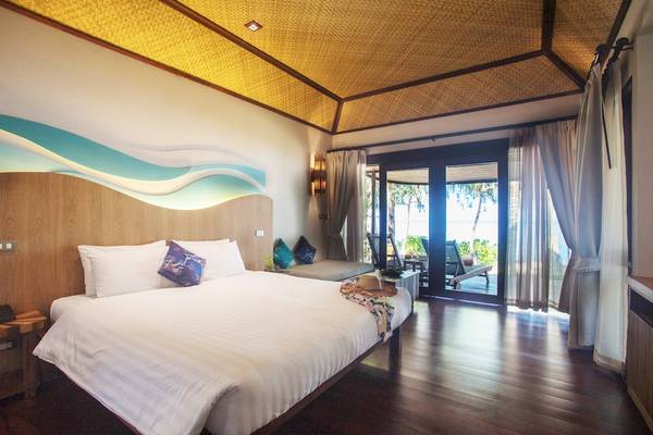 Innenansicht eines Zimmers im Tup Kaek Sunset Beach Resort mit Blick auf den Balkon.