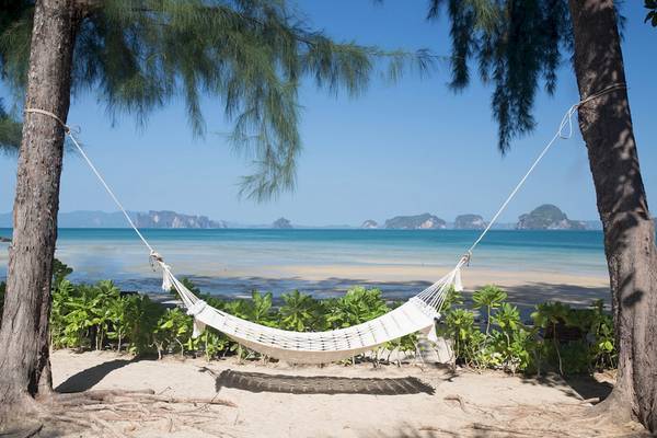Hangmatte am Strand des Tup Kaek Sunset Beach Resorts mit Blick auf das Meer und Inseln.