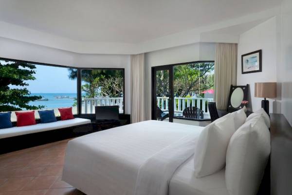Ein Zimmer im Aonang Villa Resort mit Blick auf das Meer und eine Veranda.