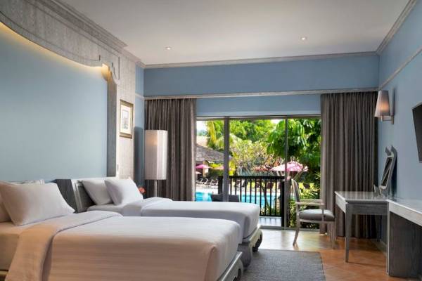 Doppelzimmer im Aonang Villa Resort mit Blick auf den Pool und die Terrasse.