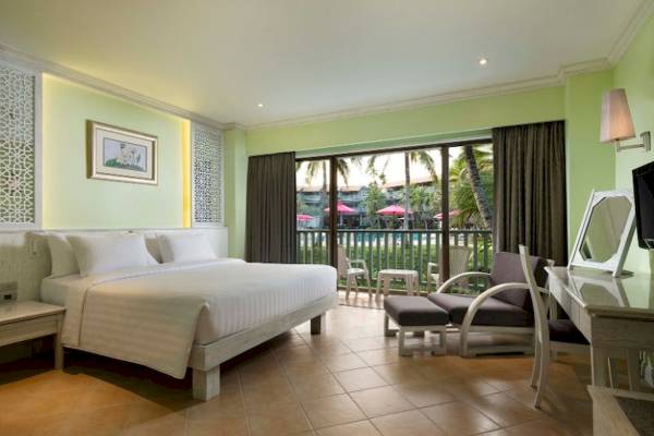 Aonang Villa Resort Zimmer mit großem Bett, Balkon und Poolblick