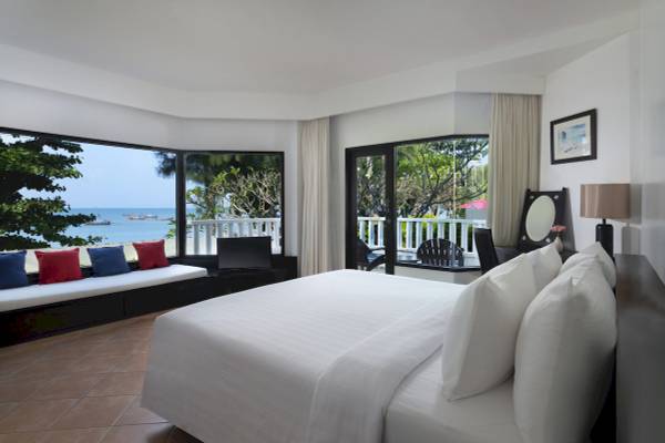 Schlafzimmer des Aonang Villa Resorts mit Meerblick, großen Fenstern und einem Balkon