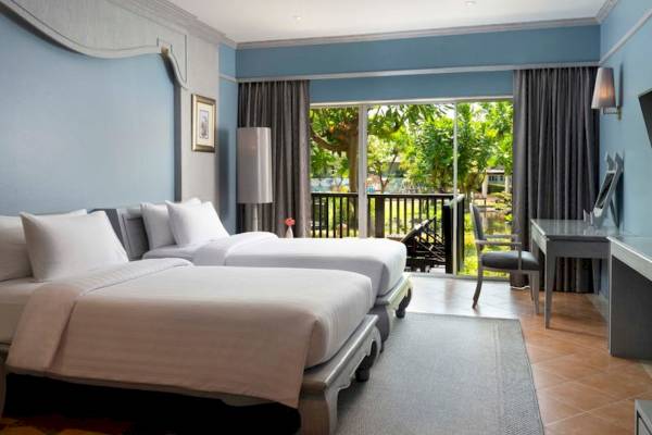 Doppelzimmer im Aonang Villa Resort mit zwei Betten, Balkon und Gartenblick.