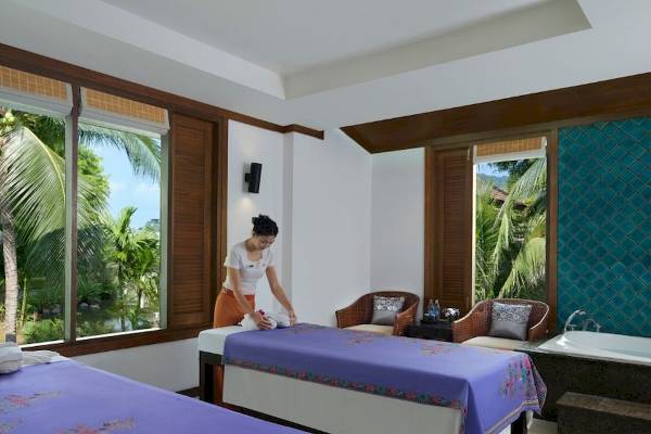 Massagebehandlung im Aonang Villa Resort mit Blick auf die Natur draußen.
