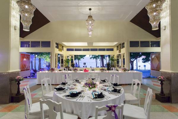 Bankettsaal im Aonang Villa Resort mit gedeckten Tischen und Blick auf den Strand.