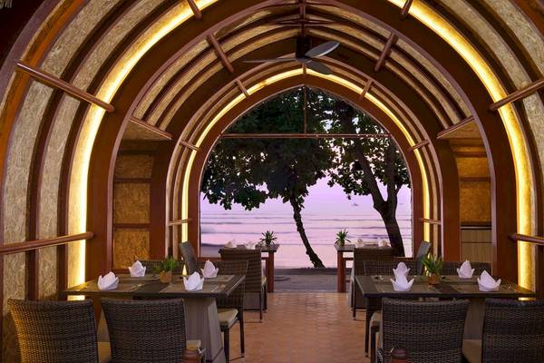 Innenbereich des Aonang Villa Resorts, Restaurantbereich mit Blick auf den Ozean am Abend.