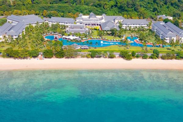 Sofitel Krabi Phokeethra Golf & Spa Resort Außenansicht mit Pool und Meer