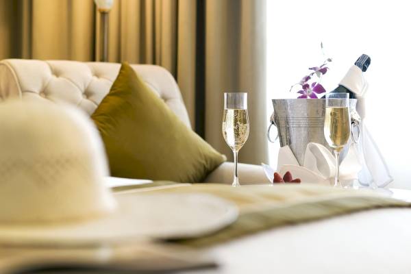 Sofa mit Champagner im Sofitel Krabi Phokeethra Golf & Spa Resort