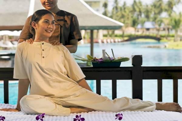 Massage am Pool des Sofitel Krabi Phokeethra Golf & Spa Resort