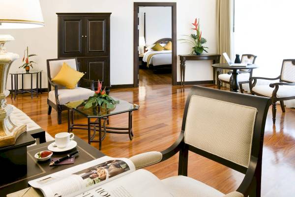 Innenansicht eines Zimmers im Sofitel Krabi Phokeethra Hotel mit Möbeln und Dekoration.