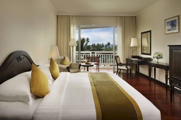 Luxuriöses Hotelzimmer im Sofitel Krabi Phokeethra Golf & Spa Resort mit Blick auf die Terrasse.