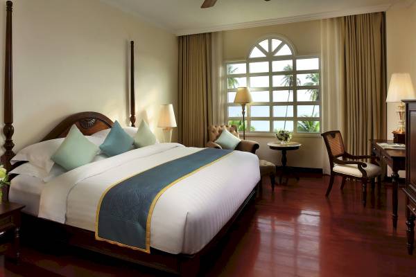 Luxuriöses Schlafzimmer im Sofitel Krabi Phokeethra Golf & Spa Resort mit Blick auf den Ozean.
