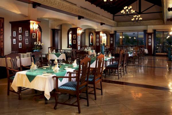 Innenansicht des Restaurants im Sofitel Krabi Phokeethra Golf & Spa Resort mit gedeckten Tischen und Stühlen.